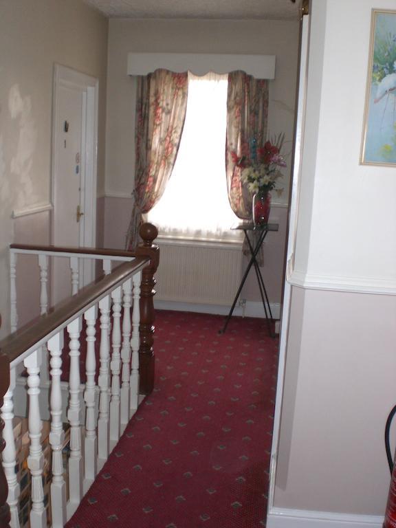 Melville Lodge Gatwick Горлі Екстер'єр фото