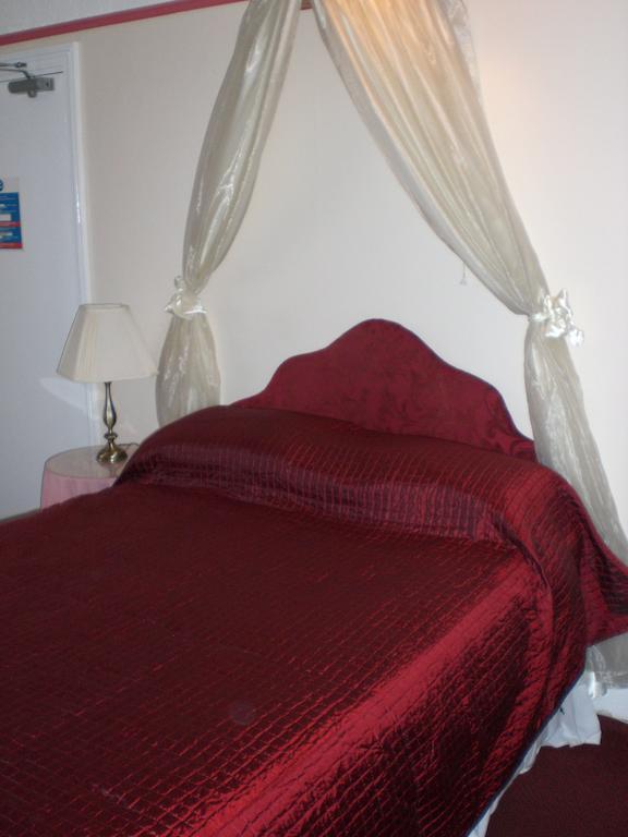 Melville Lodge Gatwick Горлі Екстер'єр фото